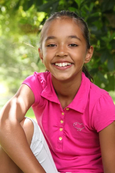 Destul de tânără fată în top roz — Fotografie, imagine de stoc