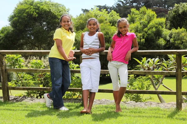 Tre unga tjejer utomhus — Stockfoto