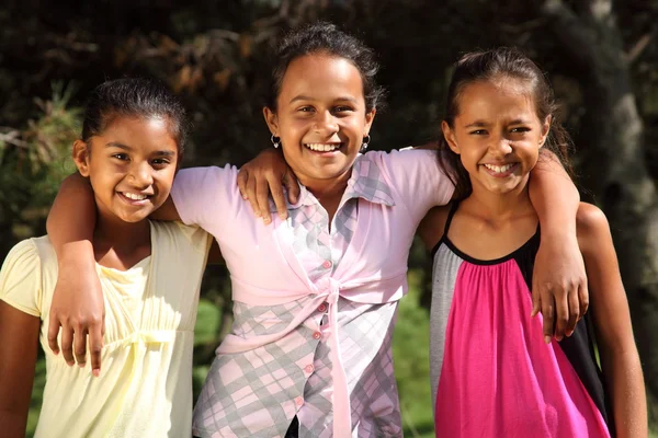 Три счастливые улыбающиеся школьницы — стоковое фото