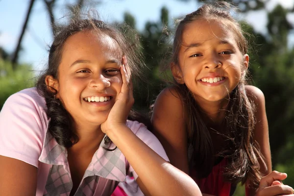 Dziewczyny w szkole korzystających w słoneczny dzień — Zdjęcie stockowe
