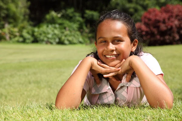Sonriente chica acostada en la hierba —  Fotos de Stock