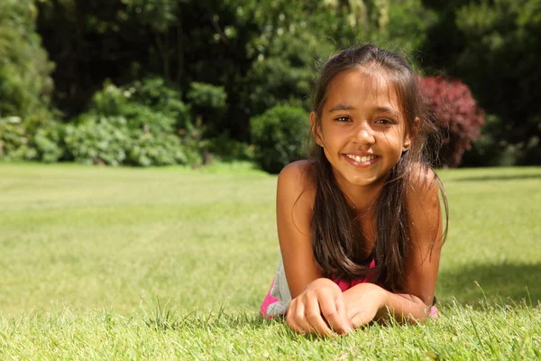 Hübsches junges Mädchen liegt auf Gras — Stockfoto
