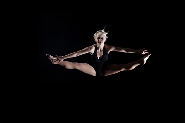 Girl gymnast leaping splits — Stock Photo, Image