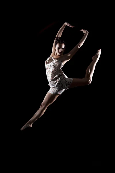 Sportovní tanečnice skáče do vzduchu — Stock fotografie