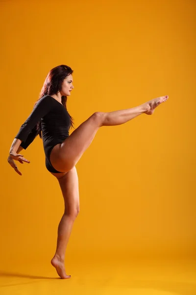 High-Kick-Tanzschritt im Profil — Stockfoto