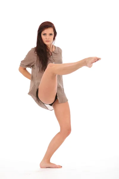Sexy dançarina perna levantada em pose — Fotografia de Stock