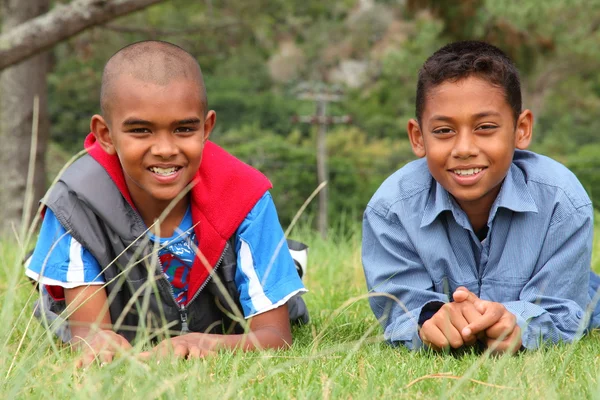 Due ragazzi della scuola nel parco — Foto Stock