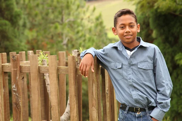 年轻的男孩站在绿色公园 — 图库照片