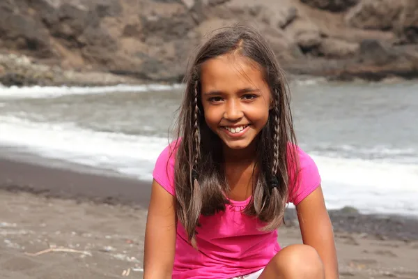 微笑着坐在海滩上的女孩 — 图库照片