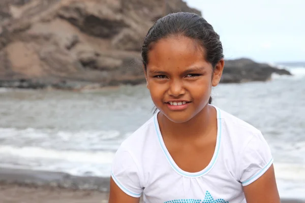 Chica en la playa con linda sonrisa —  Fotos de Stock