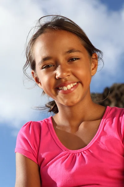 Schattige glimlach van meisje buiten op een zonnige dag — Stockfoto