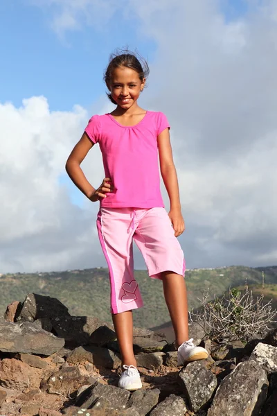 Jong meisje permanent op de top van de berg — Stockfoto