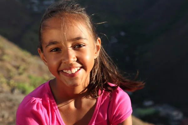 Chica de la escuela joven sonriendo al aire libre —  Fotos de Stock