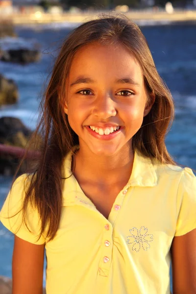 Sorrindo menina ast beira-mar — Fotografia de Stock