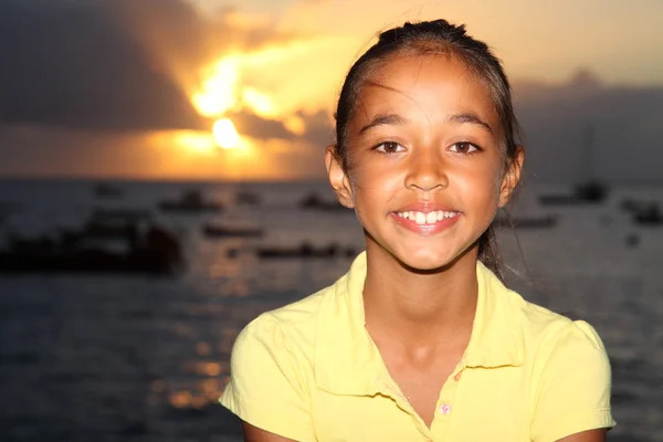 Девушка рядом с океаном наслаждается закатом солнца — стоковое фото