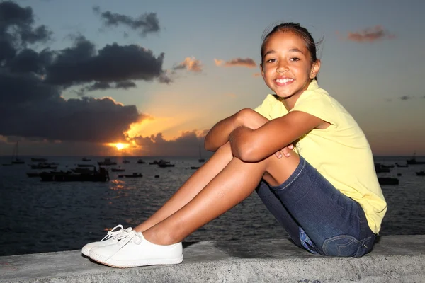 Meisje op zee voor zonsondergang — Stockfoto