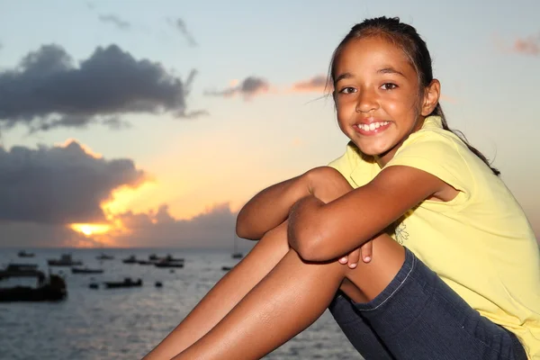 Chica joven disfrutando de la puesta de sol en la playa —  Fotos de Stock