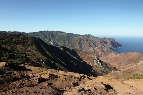 Vulkanlandschaft mit sandiger Bucht — Stockfoto
