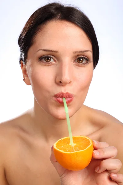 Bebida de suco de frutas de laranja de vitamina C para mulher jovem — Fotografia de Stock