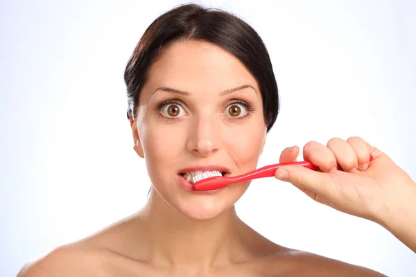 口腔卫生清洁牙齿的美丽的女人 — 图库照片