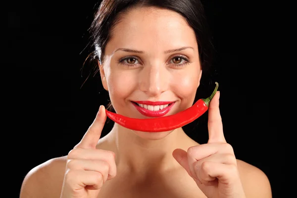 Piękna kobieta szczęśliwa trzymając papryka chili — Zdjęcie stockowe