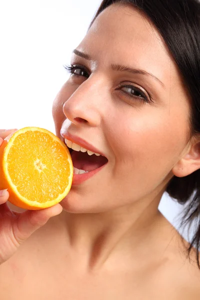 Vitamina C frutta arancione per bella giovane donna — Foto Stock
