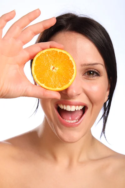 Entusiasmada bela jovem com fruta laranja — Fotografia de Stock