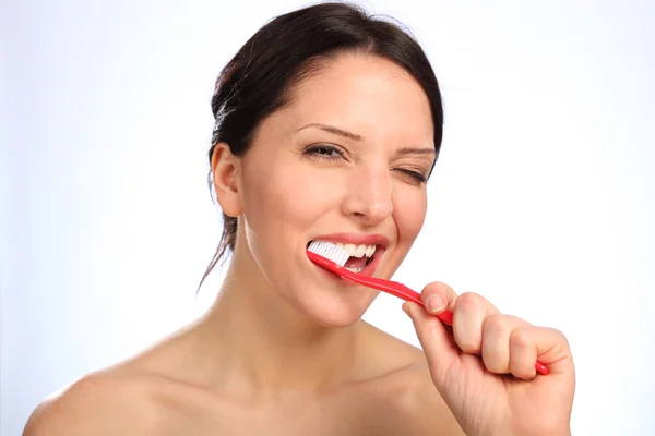 Zubní péče krásná mladá žena čištění zubů — Stock fotografie