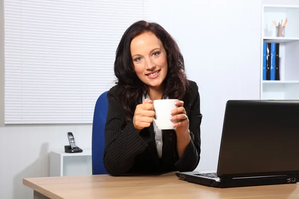 Koffiepauze voor mooie vrouw op Bureau — Stockfoto