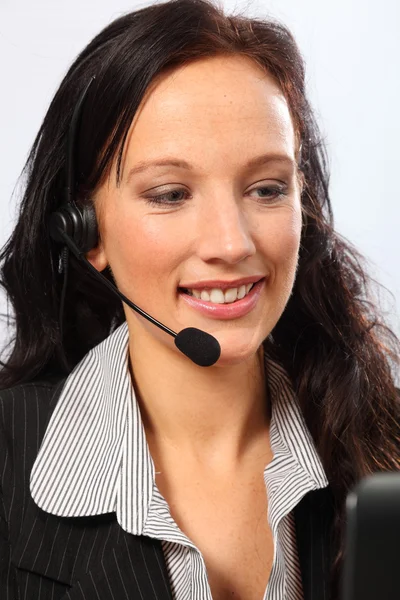 电话销售业务由微笑着的年轻女人 — 图库照片