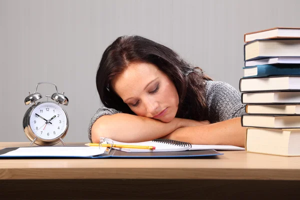 Late nacht huiswerk vrouw valt in slaap op Bureau — Stockfoto