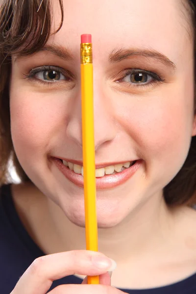 用铅笔关门的快乐年轻女孩头像 — 图库照片