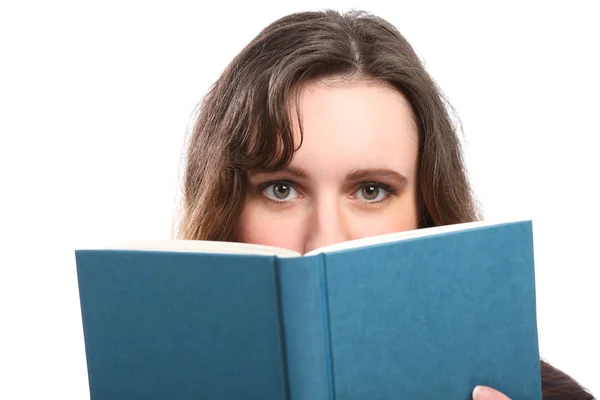 Зелені очі жінки дивиться на читання книги — стокове фото