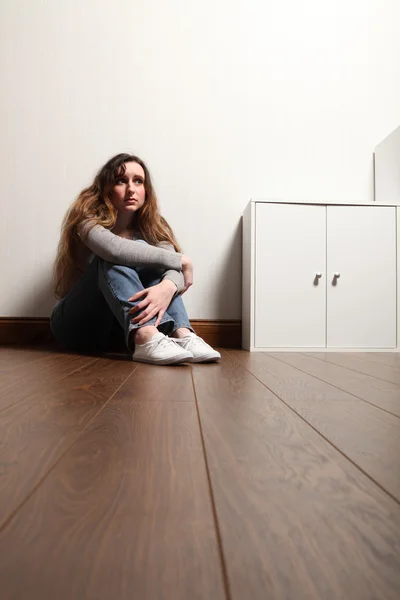 Problemas de adolescencia para una chica joven sola en el suelo —  Fotos de Stock