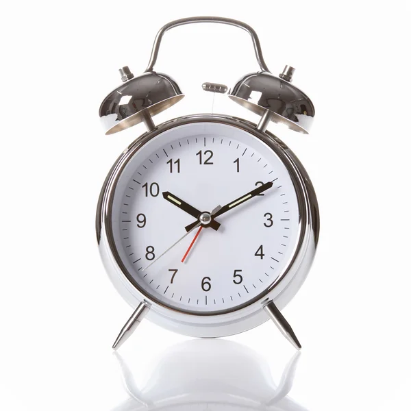 Reloj despertador de plata cromado con campanas sonando — Foto de Stock