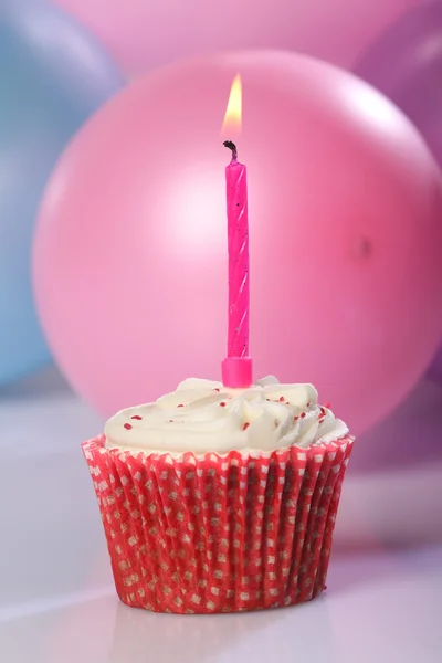 Κορίτσια ροζ γενέθλια τούρτα γιορτή με κερί — Φωτογραφία Αρχείου
