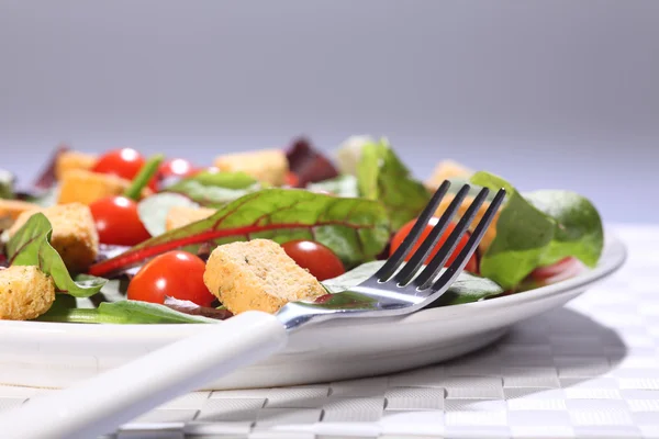 保健食品绿色沙拉午餐桌上板中 — 图库照片