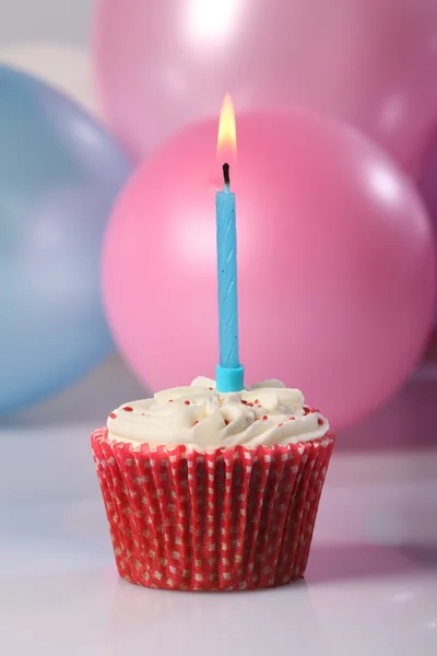 男孩的生日庆典蛋糕，蓝色蜡烛 — 图库照片