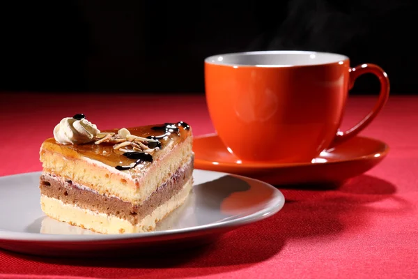 Bebida caliente y pastel de café con crema batida —  Fotos de Stock