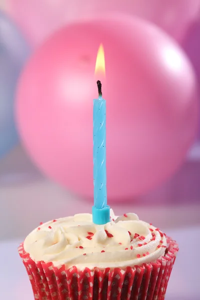 블루 촛불 점화와 남성 파티 컵 케이크 — 스톡 사진