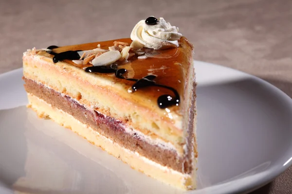 Syrup cream and chocolate on coffee cake slice — Stock Photo, Image