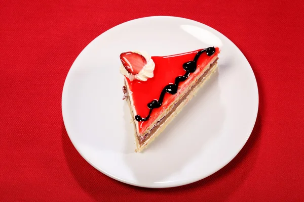 Φέτα κορυφαία τούρτα φράουλα και σοκολάτα σάλτσα — Φωτογραφία Αρχείου