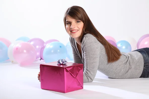 Doğum günü hediyesi için güzel mutlu bir genç kadın — Stok fotoğraf