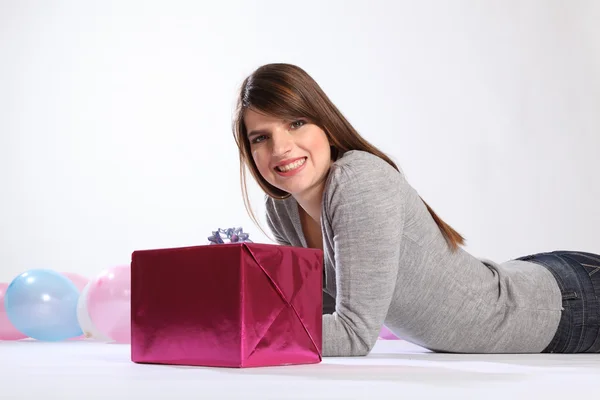 Stort leende från glad kvinna med födelsedagspresent — Stockfoto