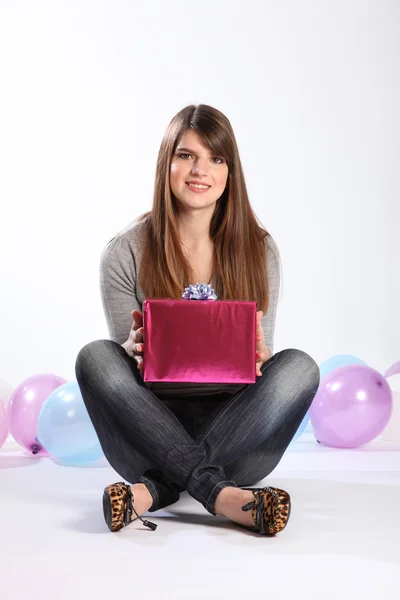 Vackra glad student tjej med födelsedagspresent — Stockfoto