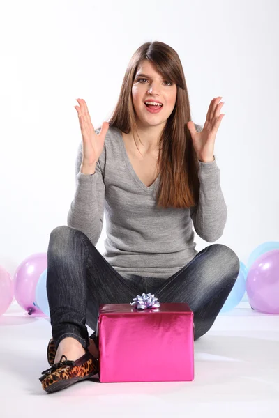 Vacker kvinna glad överraskning födelsedagspresent — Stockfoto