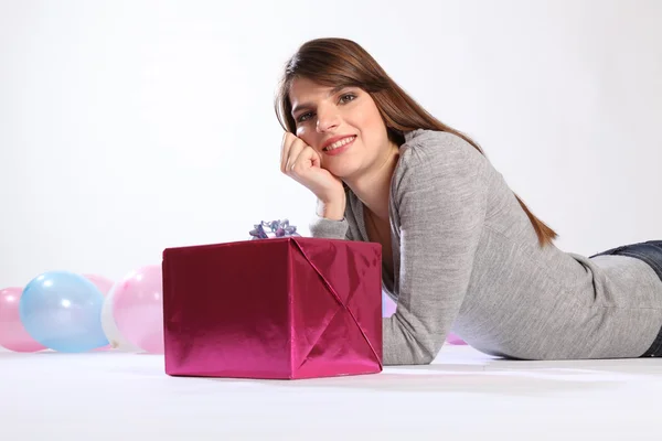 Schönes Geburtstagskind wartet darauf, Geschenk zu öffnen — Stockfoto