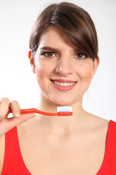 Tandenborstel tanden voor mooie vrouw schoon te maken — Stockfoto
