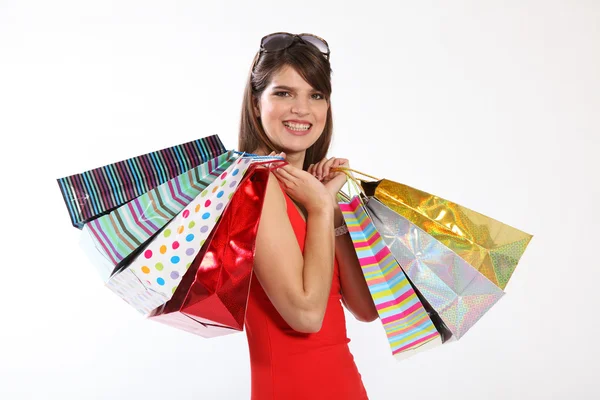 Femeie tânără fericită cu saci cadou de cumpărături — Fotografie, imagine de stoc