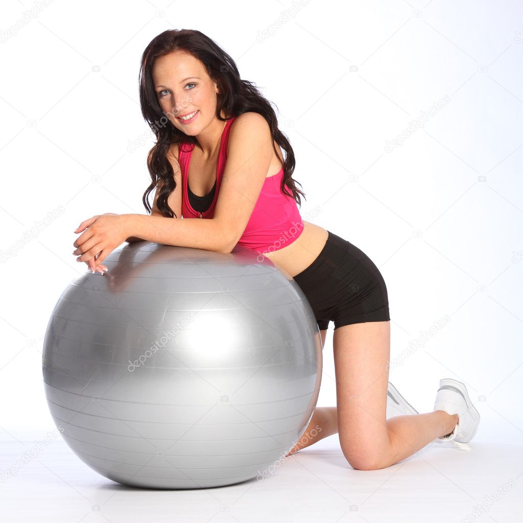 Сексуальная молодая женщина, стоящая на коленях с мячом стоковое фото  ©darrinahenry 6120934